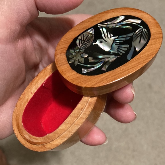 Trinket Box Enameled Mother of Pearl Inlaid, Wooden, Red fabric inside - Picture 7 of 8